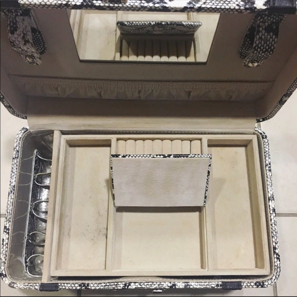 Cosmetic Case Reposhing. It Doesn’t Lock - image 3